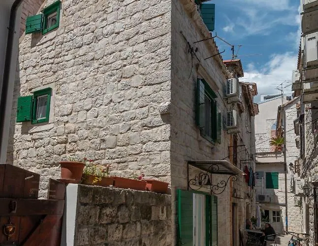 Skuribanda Trogir